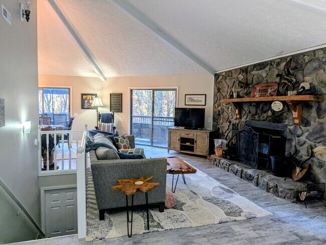 Photo - 842 Alpine Dr House