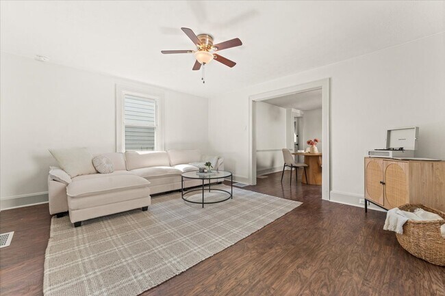 Foto del edificio - 3126 Mapleleaf Ave