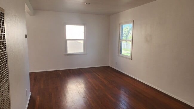 Foto del edificio - 1739 S Tremont St