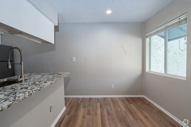 2 BR, 1 BA - 925 SF - Lakeside Villas