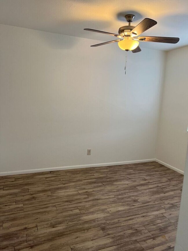 Building Photo - 2 Bedroom Central
