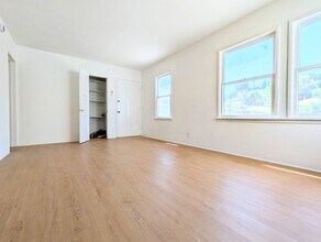 Building Photo - 1604 Silver Lake Blvd