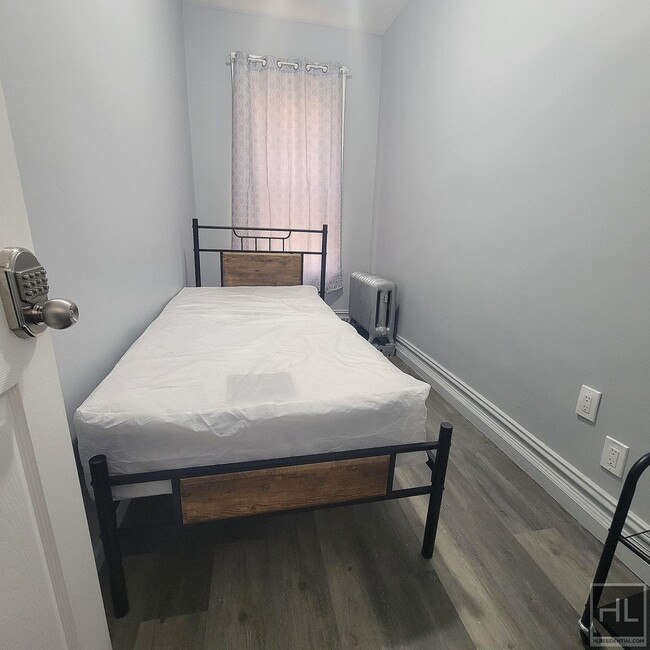 Foto del edificio - ROOM FOR RENT GREAT STARTER SPACE IN CROWN...