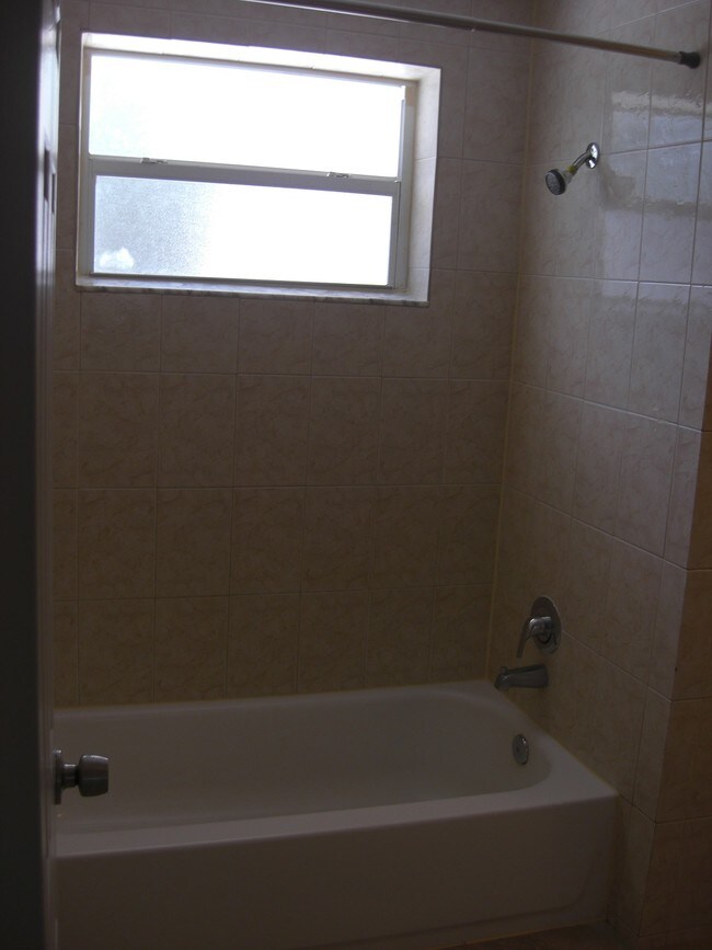 Building Photo - 808 SW 10th Ave