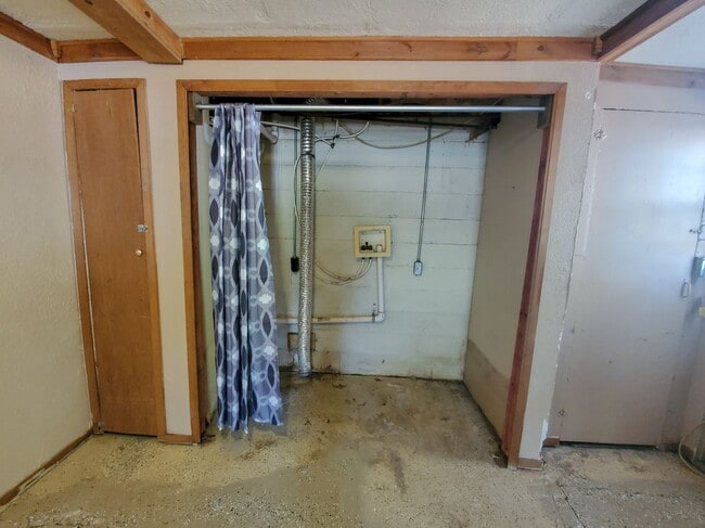 Building Photo - 2 Bedroom Apartment style home in Tecumseh