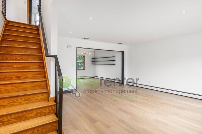 Foto del edificio - Spacious 4-Bedroom Home in Maywood | Yard, Home Office & Solar Panels