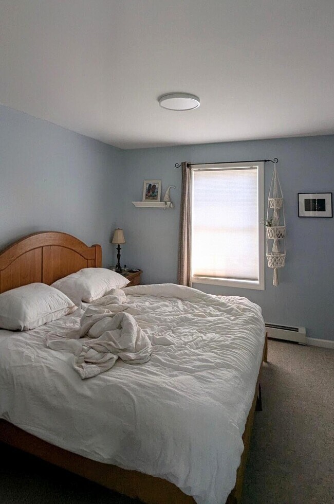 Dormitorio principal con cama king size y armario de seis pies. Hay dos dormitorios del mismo tamaño. - 44 North Ave