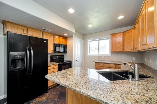 Building Photo - Picturesque South SLC Townhome w attached ...