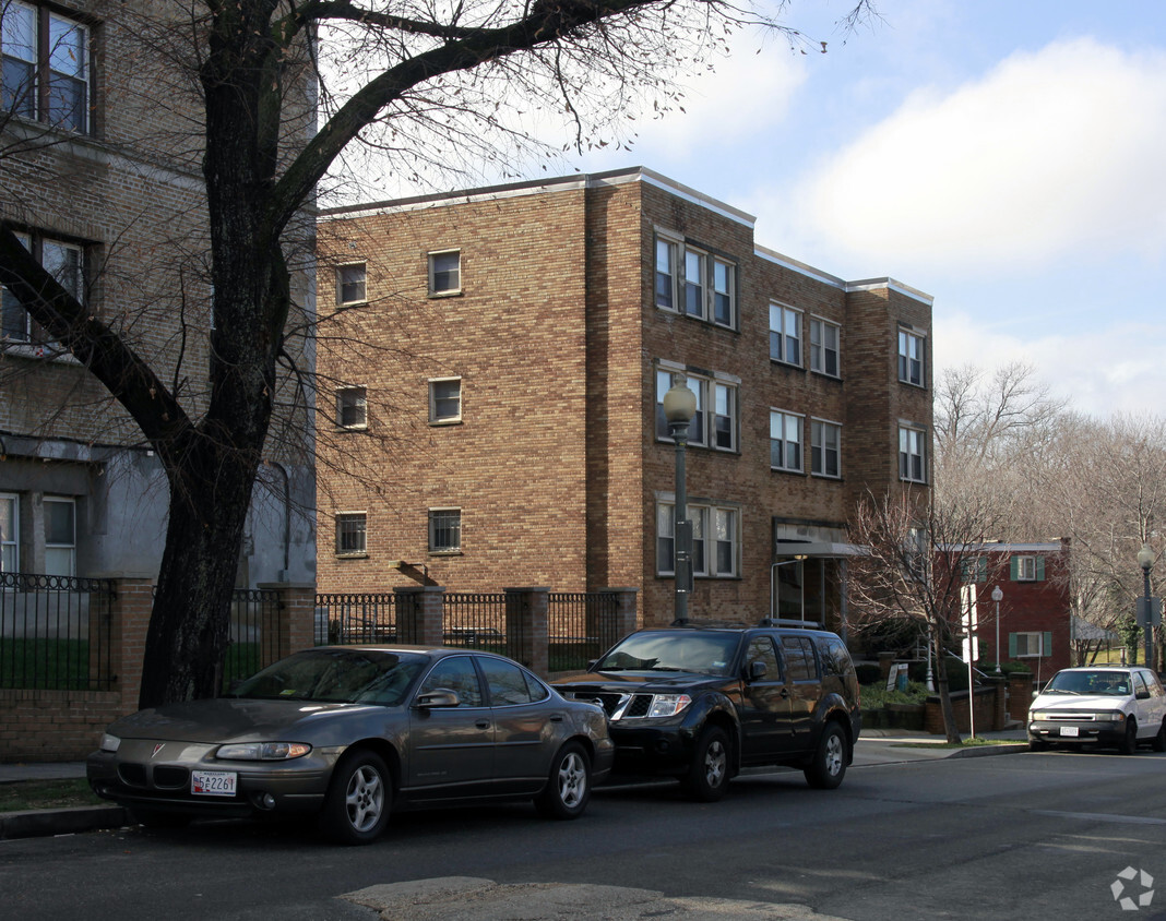 Primary Photo - Roosevelt Plaza