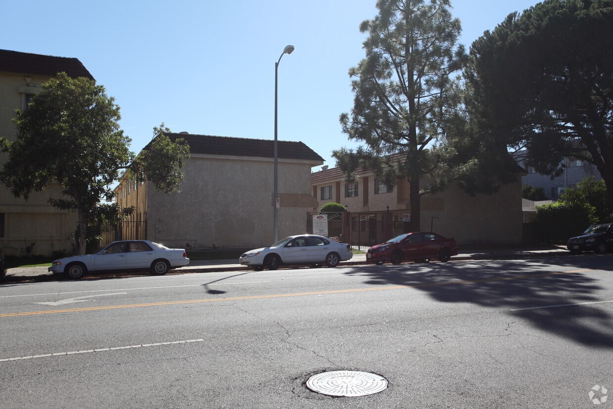 Building Photo - 17322 Chatsworth St