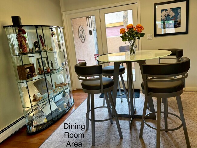 Mesa y sillas de comedor - 615 Bishops Lodge Rd