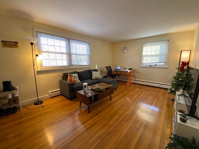 Building Photo - 37 Beulah St
