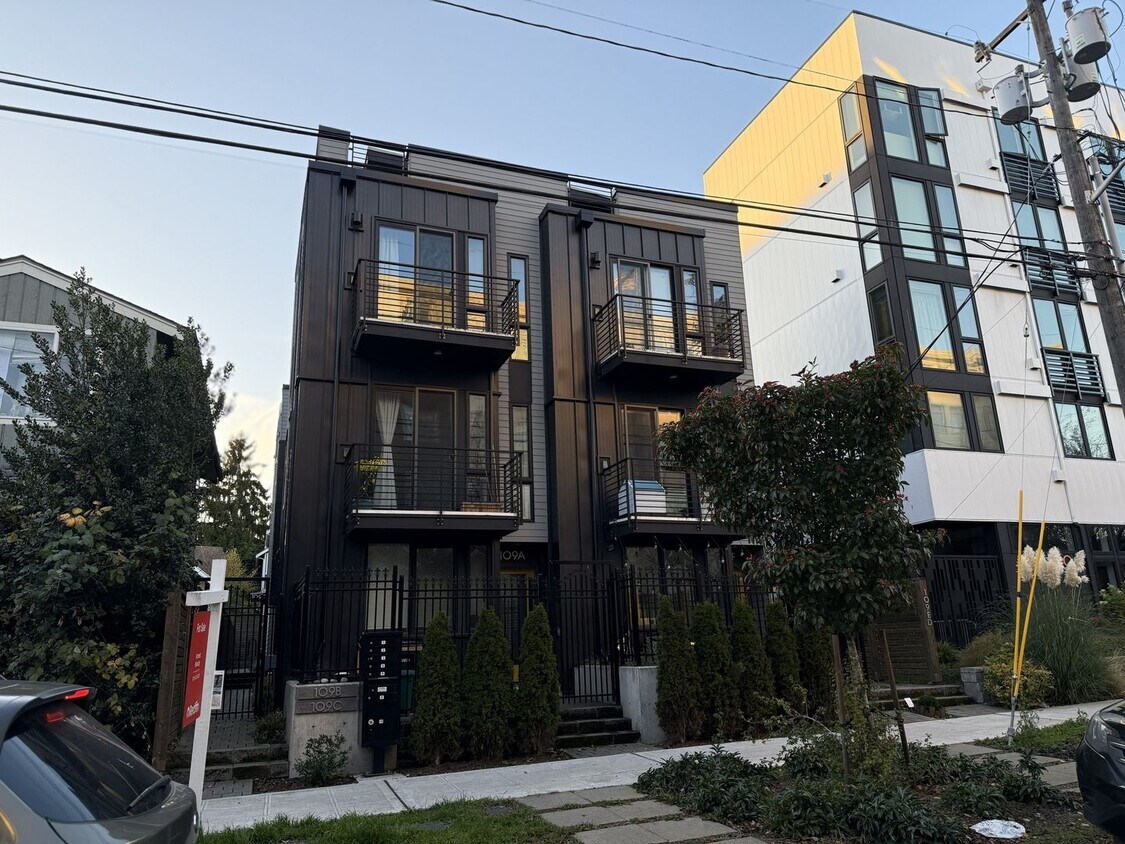 Foto principal - Modern 2-Bed, 2-Bath Townhome near Madison Valley – Exceptional Light, Design & Location