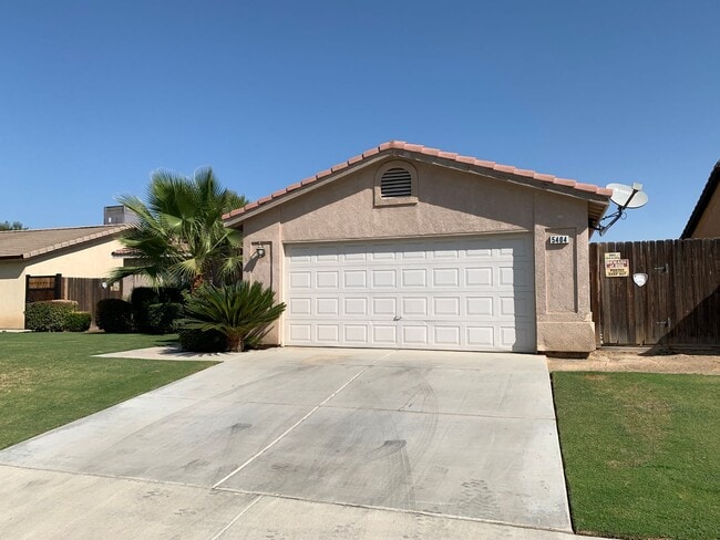Building Photo - 5404 El Palacio Dr