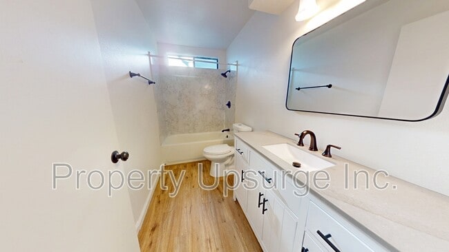 Building Photo - 915 Lakeside Dr