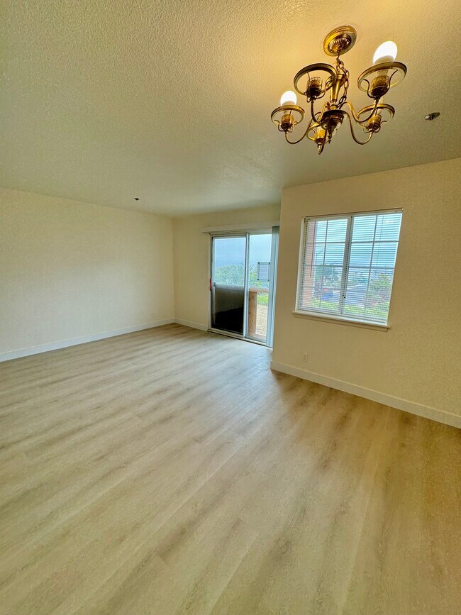 Building Photo - 1029 San Luis Cir