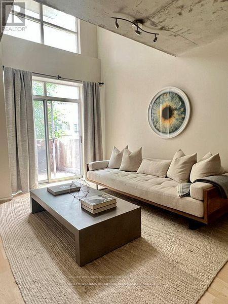 Building Photo - 800 King St W