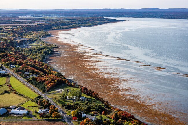Une vue aérienne du littoral du fleuve Saint-Laurent.