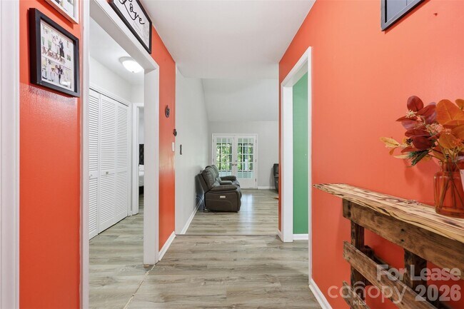 Foto del edificio - 6123 Unity Ln NW