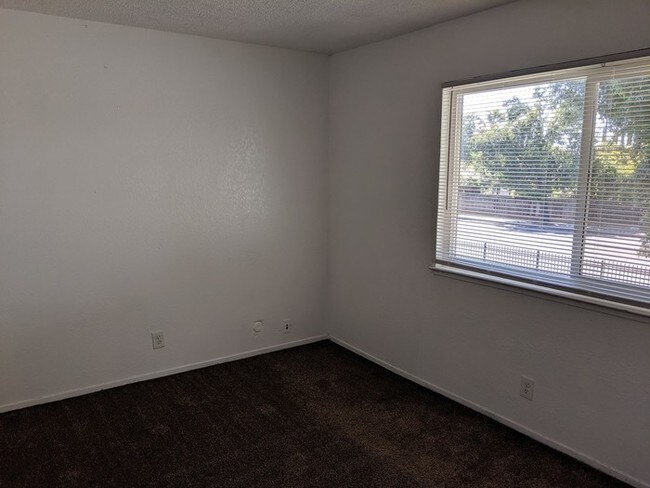 Building Photo - 2 BED 1 BATH- SECTION 8 WELCOME!!
