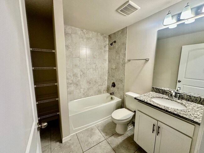 Foto del edificio - Available Now- 4 Bedroom 2 Bathroom NW Cape Coral Home