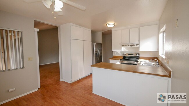Building Photo - 2nd Floor 3 bed/2 bath Condo!