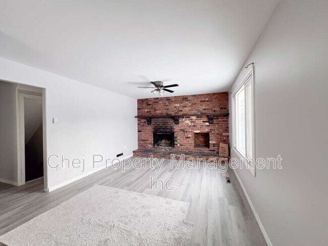 Photo du bâtiment - 11415-11490 90 St NW