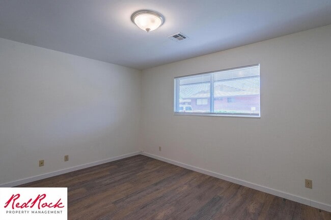 Building Photo - Charming 2 Bedroom Townhouse with a Fully ...