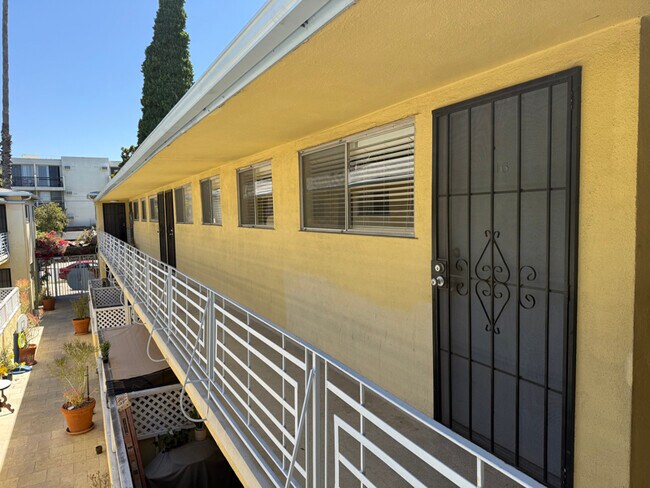 Foto del edificio - 3753 S Barrington Ave