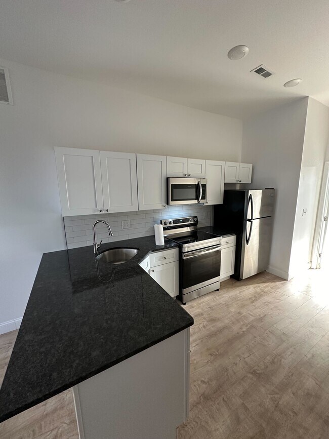 Photo - 2348 Nicholas St Apartments