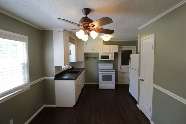 Building Photo - 2 Bedroom 1 Bath Home in Roeland Park