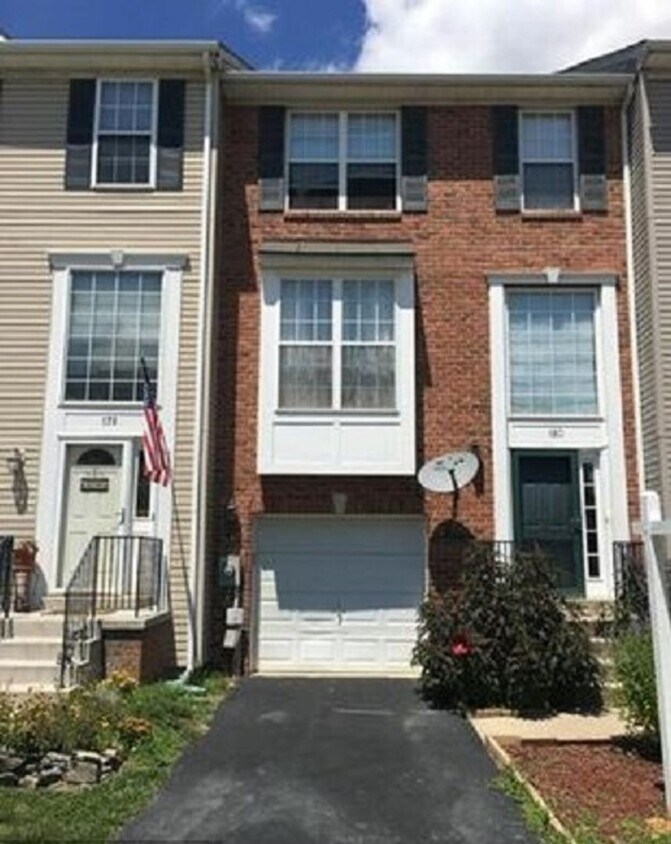 Primary Photo - Townhouse in established and convenient Fr...