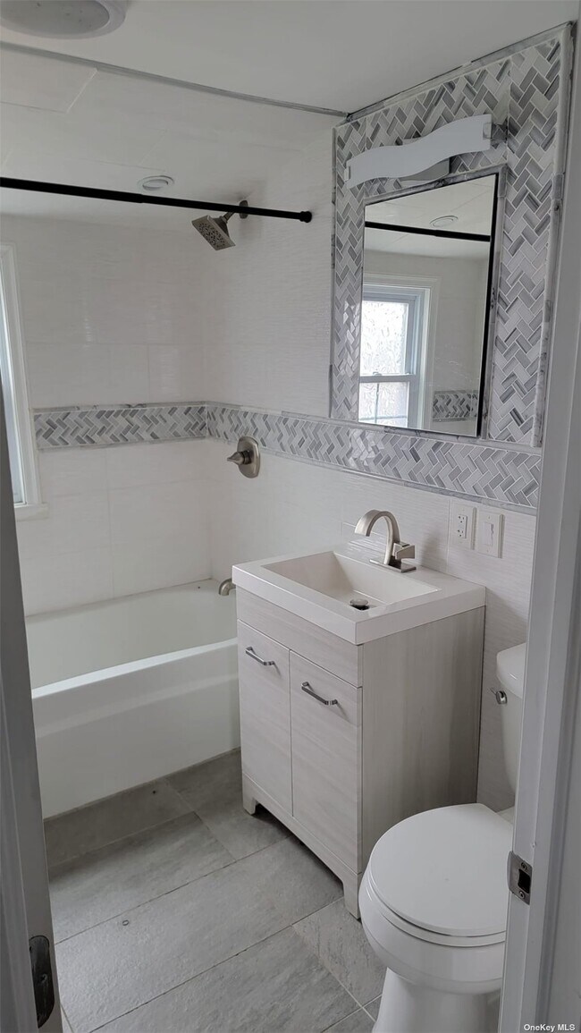 Foto del edificio - 133-68 Hook Creek Blvd
