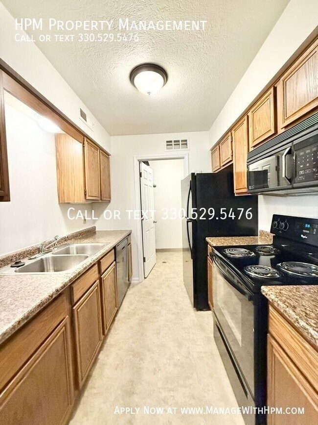 Building Photo - 408 W Maple St