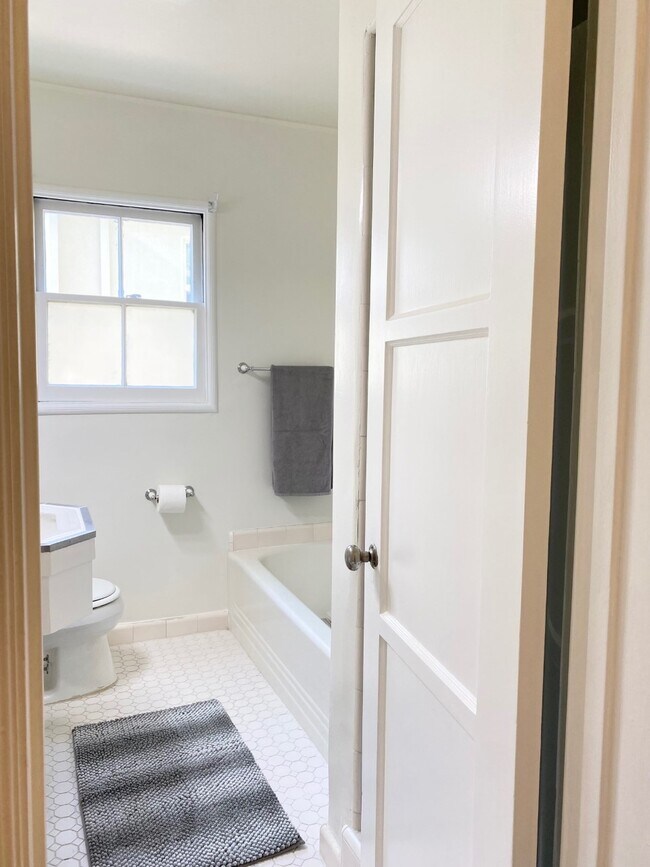 bathroom - 1284 Devon Ave