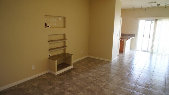 Foto del edificio - SINGLE STORY HOME 3 BEDROOMS / 2 FULL BATH...