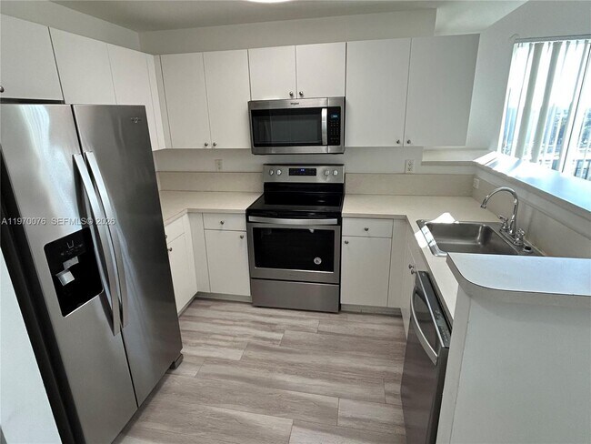 Building Photo - 10 Aragon Ave