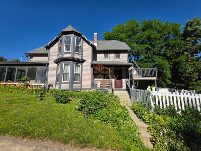 Building Photo - LARGE 4 BR HOME CLOSE TO DOWNTOWN W/ LOTS OF AMENITIES