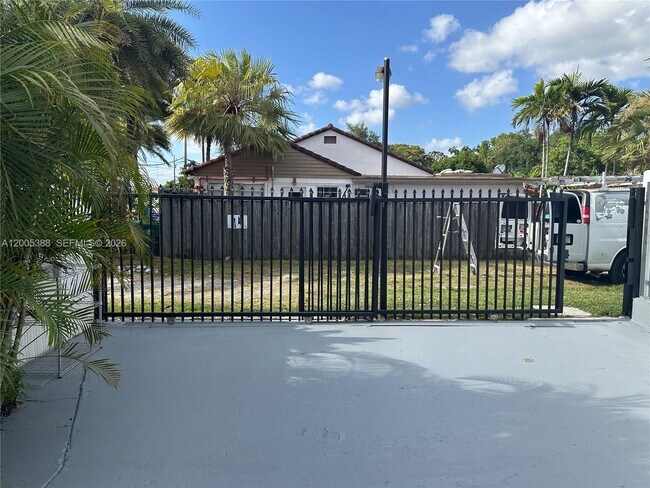 Foto del edificio - 1765 SW 21st St