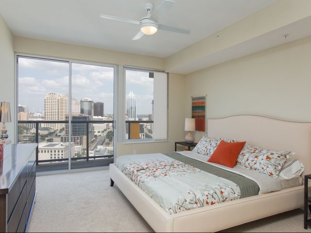 Foto principal - 2 BR at The Monarch; Screaming Proletariat...