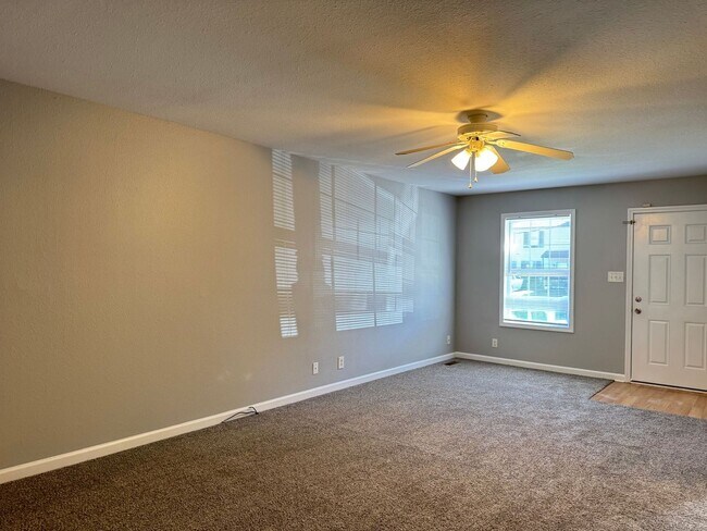 Building Photo - Fry - 918 1/2 Kingsbury Dr