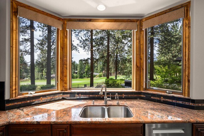 Building Photo - 345 Country Club Dr