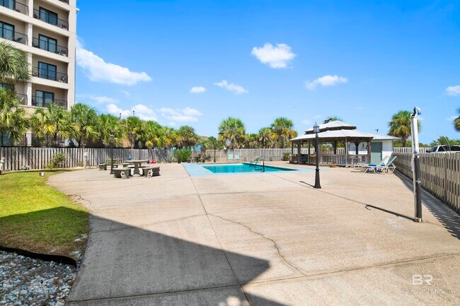 Foto del edificio - 554 E Beach Blvd