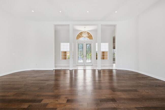 Building Photo - 25820 Creekbend Dr