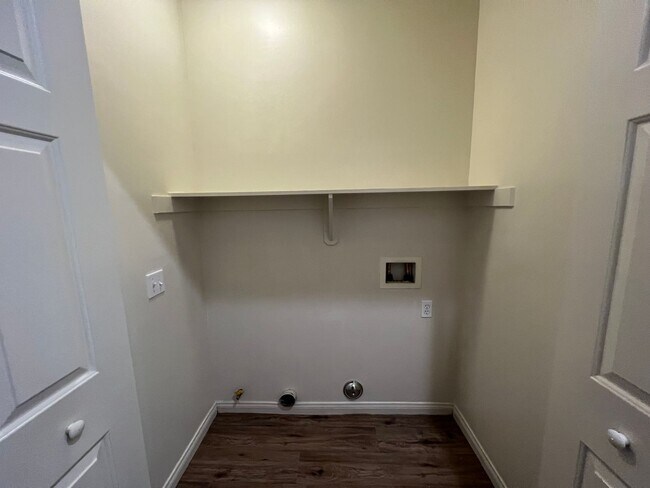 Foto del edificio - 717 Meadow Grove Ct