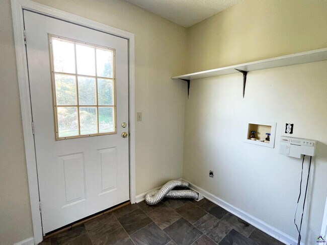 Foto del edificio - 146 Daisy Adams Rd