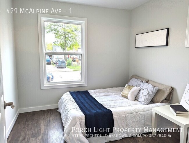 Photo du bâtiment - Main Floor With Parking, Laundry, Yard and Plenty of Storage