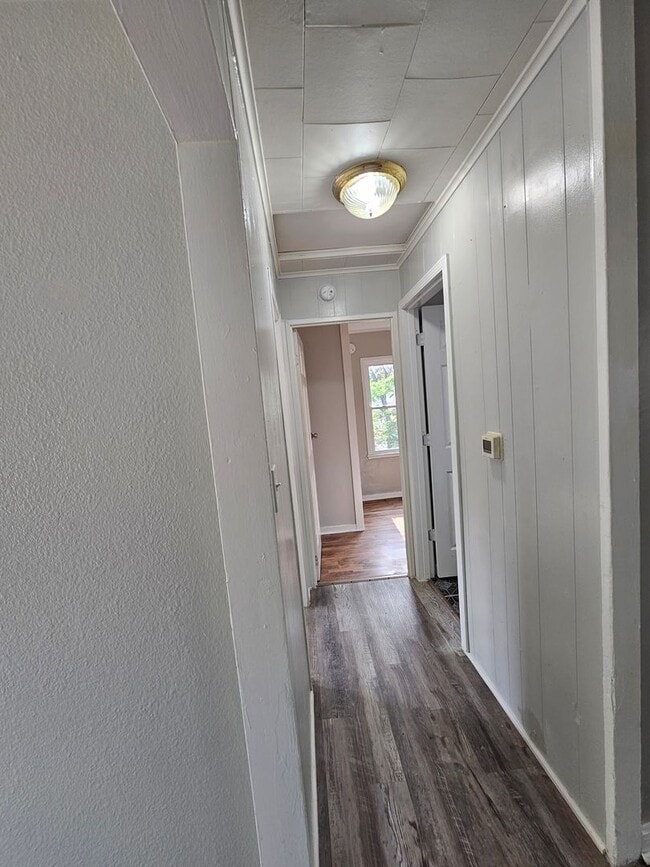 Building Photo - Newly Remodeled 2 bedroom