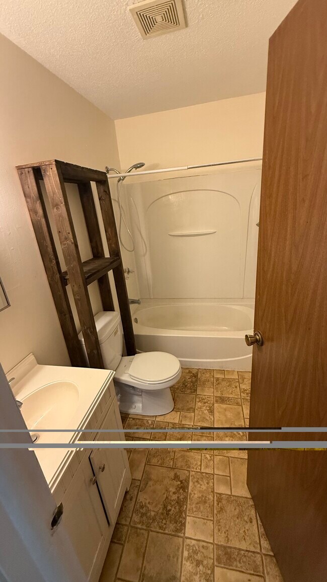 Foto del edificio - 820 E Tipton St