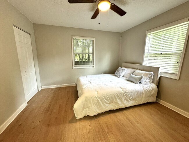 Building Photo - Renovated 2 Bedroom Jacksonville Heights D...
